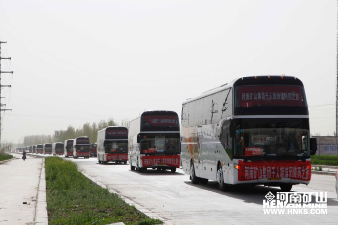 行進(jìn)中的車隊(duì)，浩浩蕩蕩，蔚為壯觀.jpg